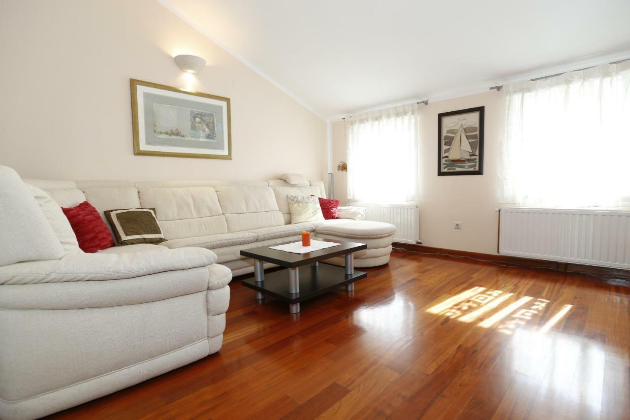 Apartment Bojan With Terrace And Sea View Baška Esterno foto
