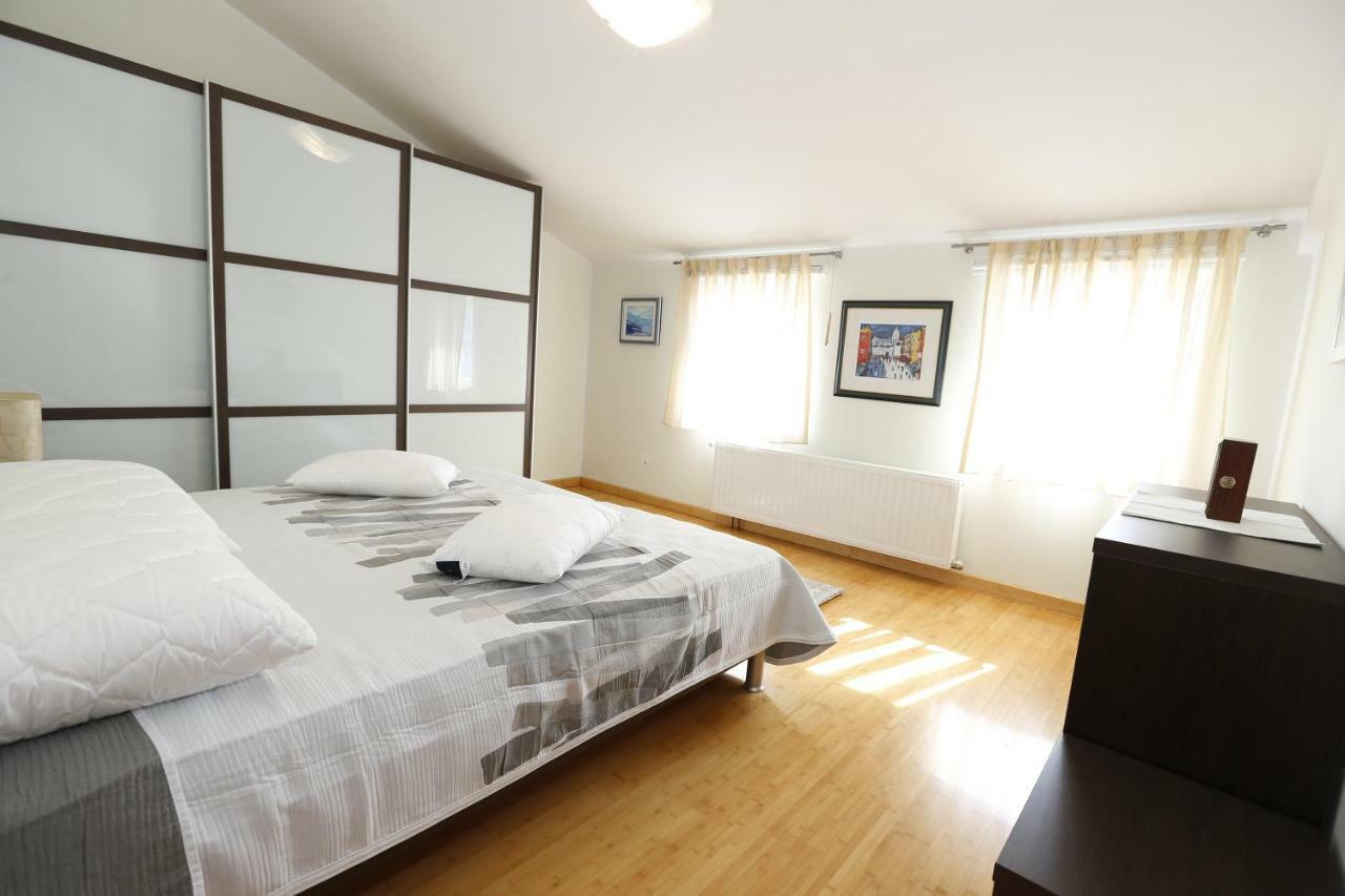 Apartment Bojan With Terrace And Sea View Baška Esterno foto