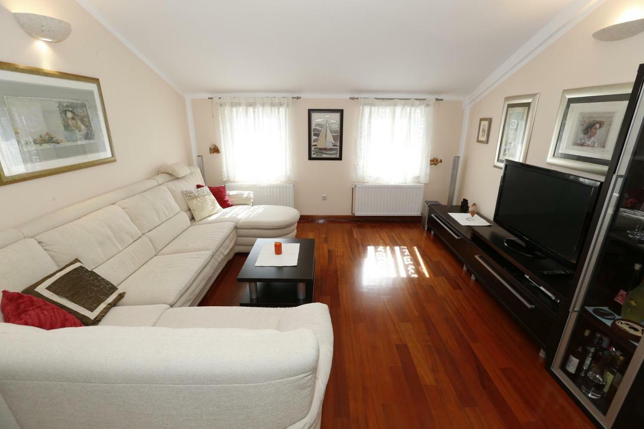 Apartment Bojan With Terrace And Sea View Baška Esterno foto