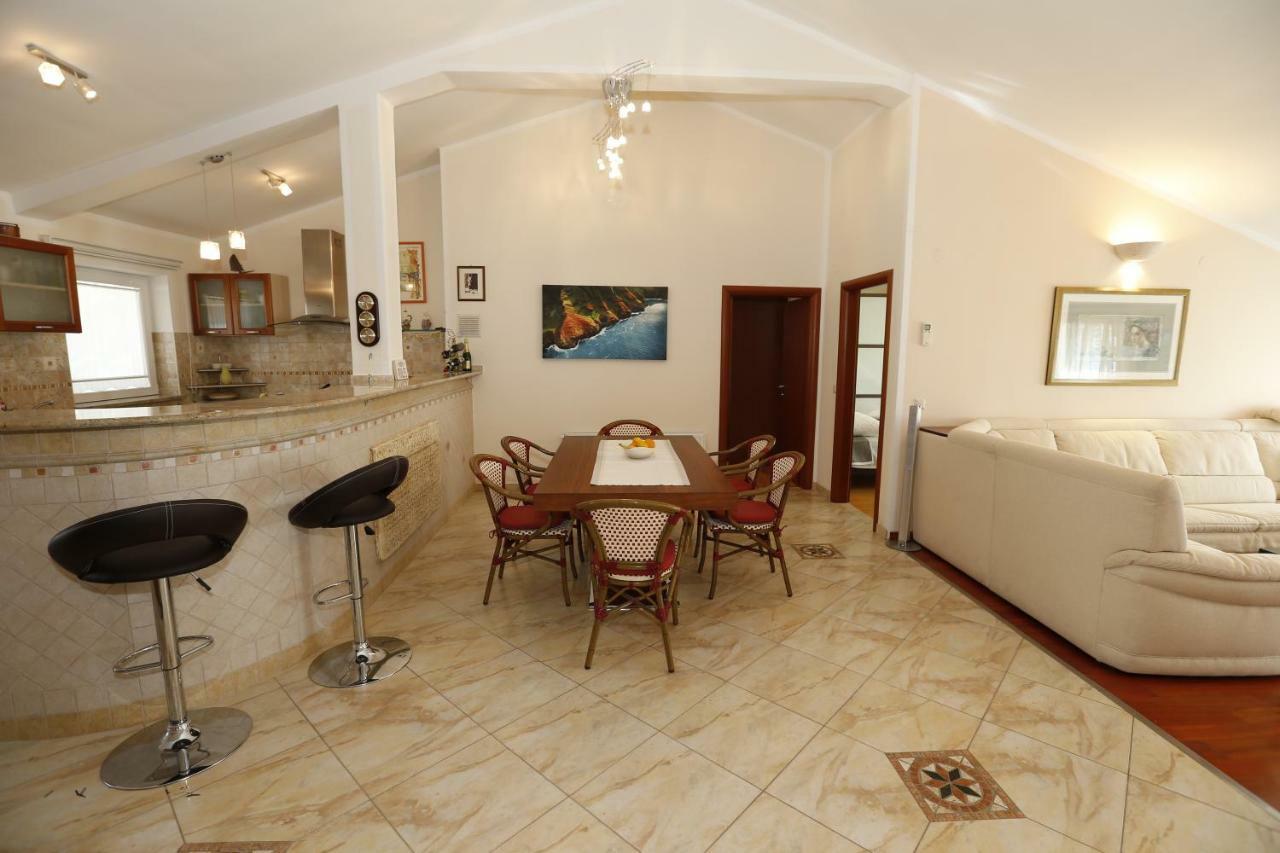 Apartment Bojan With Terrace And Sea View Baška Esterno foto